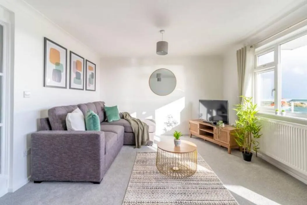 Large Sea View 2 Bedroom Sleeps 6 - Free Parking 伯恩茅斯