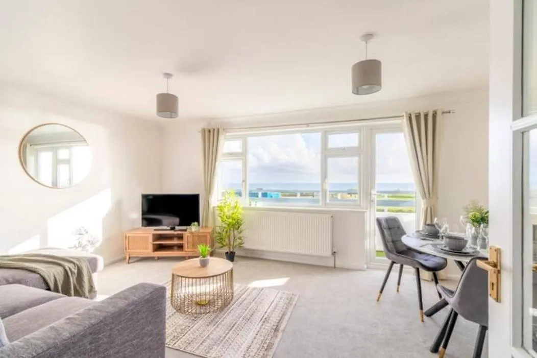 Large Sea View 2 Bedroom Sleeps 6 - Free Parking location